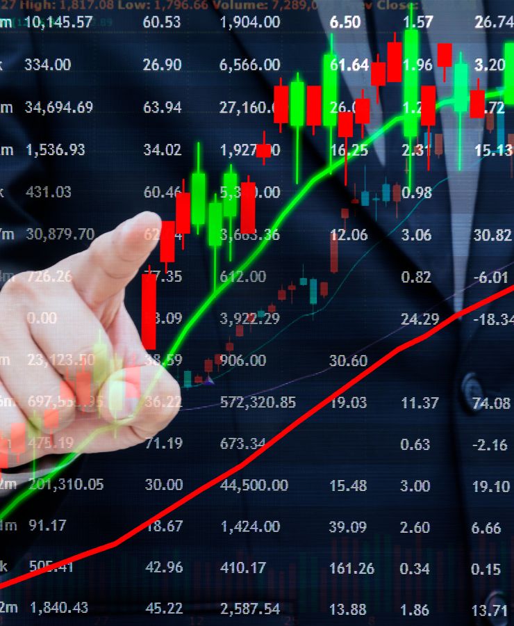 Doigt analysant un graphique en chandeliers japonais sur écran virtuel avec données boursières et tendances de marché