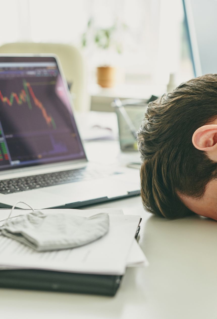 Trader frustré face à des pertes, faute de formation investissement adaptée