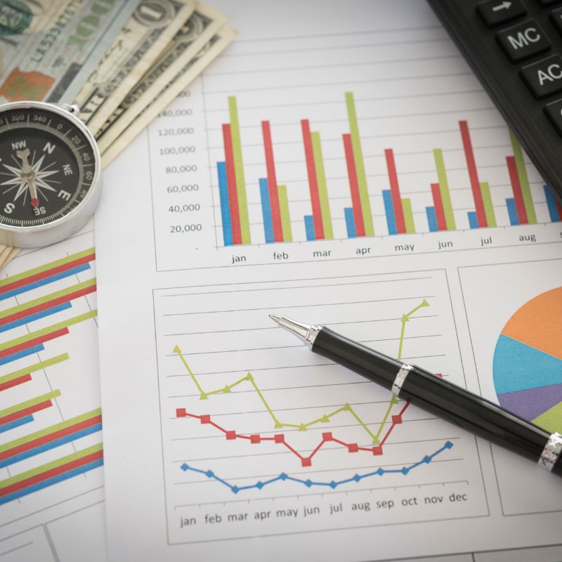 analyse de portefeuille diversifié avec graphiques financiers et dollars